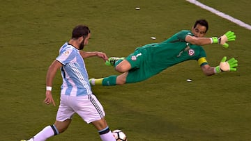 Futbol, Argentina v Chile.
Copa America Centenario 2016.
El jugador de la seleccion argentina Gonzalo Higuain, derecha, disputa el balon con Claudio Bravo  de Chile durante el partido final de la Copa America Centenario en el estadio Met Life de Nueva Jersey, Estados Unidos.
26/06/2016
Mexsport/Photosport**********

Football, Argentina v Chile.
Copa America Centenario Championship 2016.
Argentina's player Gonzalo Higuain, right , battles for the ball against Claudio Bravo  of Chile during the Copa America Centenario Championship final match at the Met Life stadium in New Jersey, USA.
26/06/2016
Mexsport/Photosport