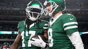 EAST RUTHERFORD, NEW JERSEY - JANUARY 05: Davante Adams #17 of the New York Jets celebrates after scoring a touchdown with teammate Aaron Rodgers #8 during the fourth quarter against the Miami Dolphins at MetLife Stadium on January 05, 2025 in East Rutherford, New Jersey. Luke Hales/Getty Images/AFP (Photo by Luke Hales / GETTY IMAGES NORTH AMERICA / Getty Images via AFP)