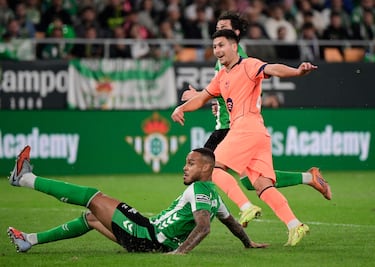 El jugador del Barcelona, Roony Bardghji, celebra el 1-3 al Betis. 
