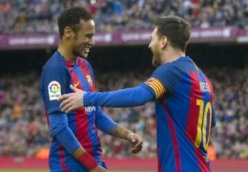 Messi celebra el 2-0 con Neymar. 