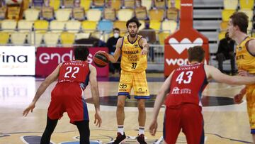 Javi Beir&aacute;n marca jugada durante el Herbalife Gran Canaria-Baxi Manresa.