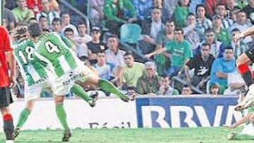 <b>ALEGRÍA BERMELLONA. </b>Este es el momento en el que Jankovic suelta el disparo que vale tres valiosos puntos para los baleares.