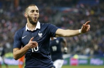 El francés Karim Benzema celebra después de anotar el primer gol durante un partido de fútbol amistoso entre Francia y Holanda.