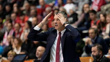 GERONA, 28/01/2023.- El entrenador del Barça, Sarunas Jasikevicius, durante el encuentro de Liga Endesa entre el Básquet Girona y Barça este sábado en el Pabellón Municipal Gerona-Fontajau, en Gerona. EFE/David Borrat
