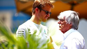 Nico Rosberg conversando con Bernie Ecclestone.