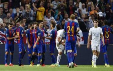 Los jugadores celebran el 2-0 de Luis Suárez. 
 