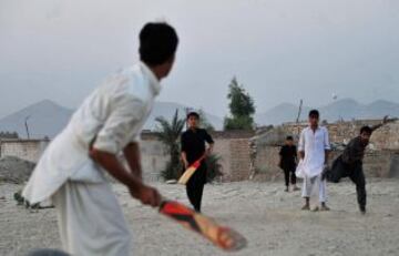 Niños afganos juegan al cricket en las afueras de Jalalabad el 27 de agosto de 2013. La pobreza y la insurgencia de los talibanes derrocado aún representan una amenaza para la estabilidad del país