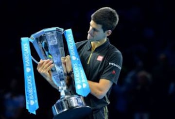 Novak Djokovic levantó su tercer trofeo consecutivo, tras la renuncia de Federer, y seguirá como el mejor del mundo.