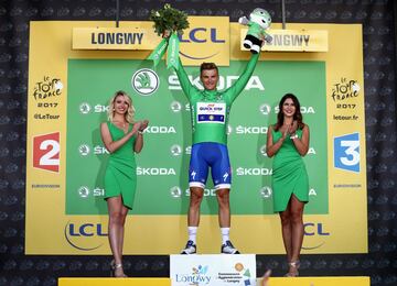 Marcel Kittel celebra en el podio el maillot verde de la regularidad. 