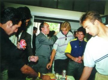 Ruiz-Mateos celebrando con los jugadores del Rayo Vallecano el ascenso a Primera División en 1999.
