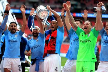 Agüero con su única FA Cup con el City, en 2019.