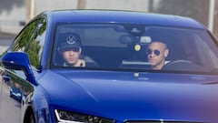 Neymar lleg&oacute; en su coche para despedirse de sus compa&ntilde;eros.