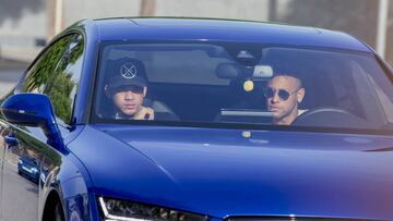 Neymar llegó en su coche para despedirse de sus compañeros.