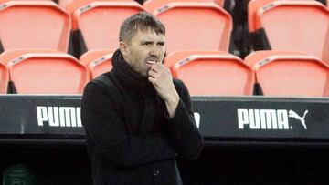 Eduardo Coudet, pensativo, durante el partido entre el Valencia y el Celta en Mestalla.