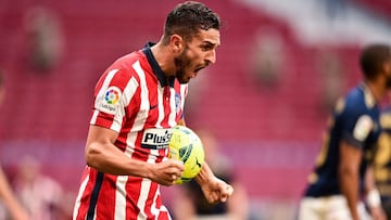 Koke, capitán del Atlético, se lleva el balón.