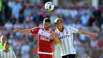 Marcelo Larrondo en un partido ante Estudiantes. 