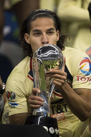 Diego Lainez besa el trofeo ganado en el 2018.