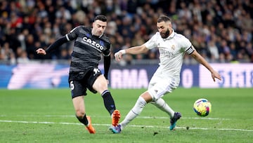 Diego Rico y Benzema luchan por un balón.