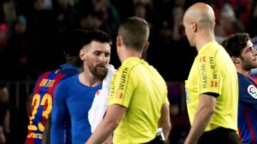 Leo Messi con Hernández Hernández.