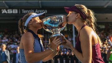 Sonya Kenin y Genie Bouchard besan el trofeo de campeonas de dobles del ASB Classic de Auckland.