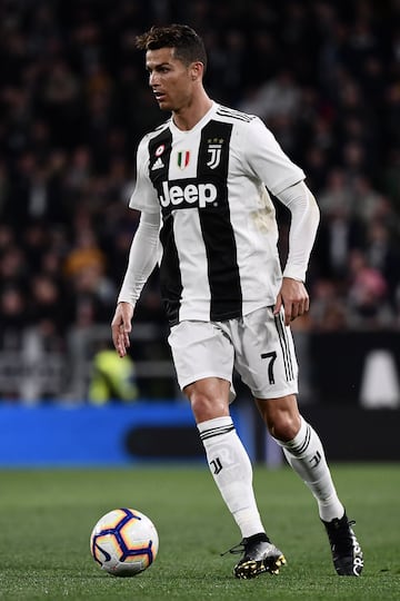 El delantero portugués de la Juventus de Turín estrenó el pasado viernes en el derbi de Turín sus nuevas botas, las Nike Mercurial Superfly personalizadas. Son de color negro con una suela dorada. Aunque, sin duda, el aspecto más llamativo es la palabra “