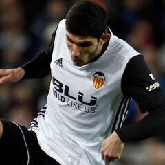 1x1 del Valencia: Rodrigo la tuvo y Guedes salió tarde