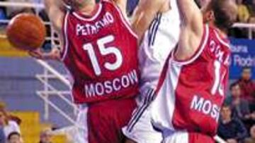 MURALLA. Vukcevic se ve atrapado por la defensa del CSKA.