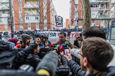En nombre de la afición rayista habló Raúl Díez: “Las instalaciones son una ruina. Pedimos la inhabilitación del presidente. Esto es la gota que colma el vaso. Cada vez va a más. No se pueden ni jugar partidos de Primera. Queremos que Raúl Santiago Martín Presa pase a ser historia de nuestra institución”, declaró como representante de la afición vallecana que se recogió, aún bajo la lluvia y con la rabia intacta y con el equipo en descenso. 