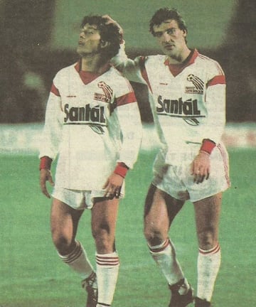 Jorge Higuan (derecha) consuela a su compa?ero Carlos Tapia, en un partido con el Brest de la temporada 1987-88.