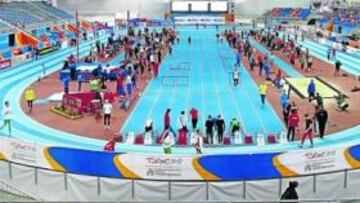 <b>EL ÓVALO ESTÁ LISTO. </b>Un numeroso grupo de los atletas que compiten a partir de hoy en los Europeos se entrenan ayer por la mañana.