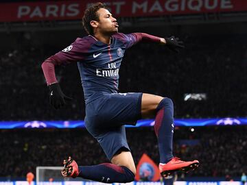 TOPSHOT - Paris Saint-Germain&#039;s Brazilian striker Neymar celebrates his second goal during the UEFA Champions League Group B football match between Paris Saint-Germain (PSG) and Glasgow Celtic at Parc des Princes Stadium in Paris on November 22, 2017