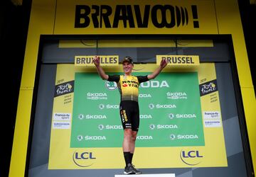 Mike Teunissen con el primer maillot amarillo del Tour de Francia 2019. 