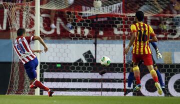 El primer gol de Villa con la camiseta del Atlético llegó en el partido de ida de la Supercopa de España ante el Barcelona