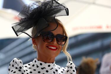 La Dubai World Cup 2024 comienza este sábado, 30 de marzo, en el hipódromo de Meydan en Dubai, Emiratos Árabes Unidos. Se repartirán 30.500.000 de dólares incluyendo los 12 millones de la prueba central. En sus alrededores pasean y disfrutan del evento los asistentes siempre presumiendo de sus mejores galas.