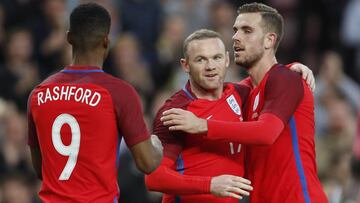 Rashford celebra un gol de Inglaterra con Rooney y Henderson.