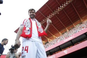 Fernando Llorente en su presentación con el Sevilla.