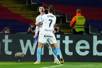 1-3. Valery Hernández ceñlebra el tercer gol que anota en el minuto 79 con Christian Stuani.