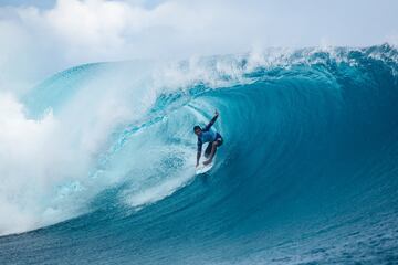 Teahupoo se pone grande y regala una jornada de surf para la historia