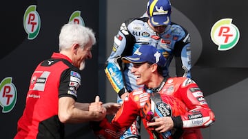 Felicitación de Gigi Dall'Igna a Marc Márquez en el podio de MotoGP.