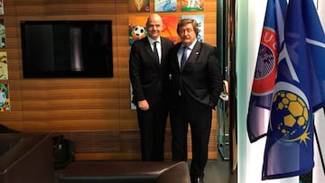 Gianni Infantino y Juan Luis Larrea en Zurich.