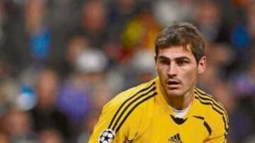 Casillas ve cómo el balón entra en la portería
