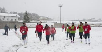 Carreras, peleas con bolas de nieve... Además del duro trabajo también hay tiempo para divertirse.