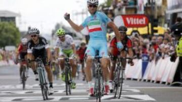 Vincenzo Nibali entra victorioso en la meta de Sheffield.