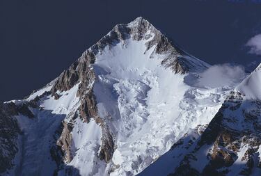 Llamado también Hidden Peak, el “Pico Oculto”, permaneció invisible a los ojos del mundo hasta su ascenso en 1958 por una expedición estadounidense.