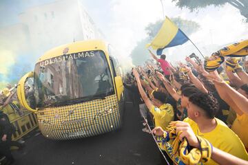 La guagua de Las Palmas, recibida por su afición en los aledaños del Estadio de Gran Canaria. Este gesto se repetirá el sábado. 