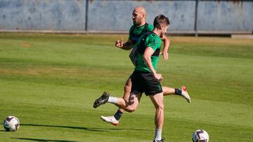 Unai Medina y Dani Fernández, del Racing, entrenando en La Albericia.