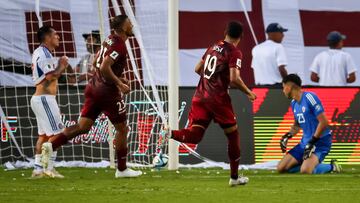 AME8017. MATURIN (VENEZUELA), 17/10/2023.- Jugadores de Venezuela celebran un gol hoy, en un partido de las Eliminatorias Sudamericanas para la Copa Mundial de Fútbol 2026