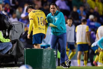   Diego Valdes and Andre Soares Jardine head coach of America  during the 6th round match between Cruz Azul and America as part of the Liga BBVA MX, Torneo Apertura 2024 at Ciudad de los Deportes Stadium on August 31, 2024 in Mexico City, Mexico.