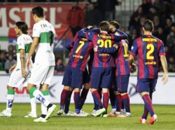 Los jugadores celebran el 0-5 de Messi.