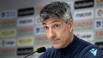 SAN SEBASTIÁN, 22/05/2023.- El entrenador de la Real Sociedad, Imanol Alguacil, durante la rueda de prensa que ha ofrecido este lunes en el campo de entrenamiento de Zubieta, en San Sebastián. EFE/Javier Etxezarreta